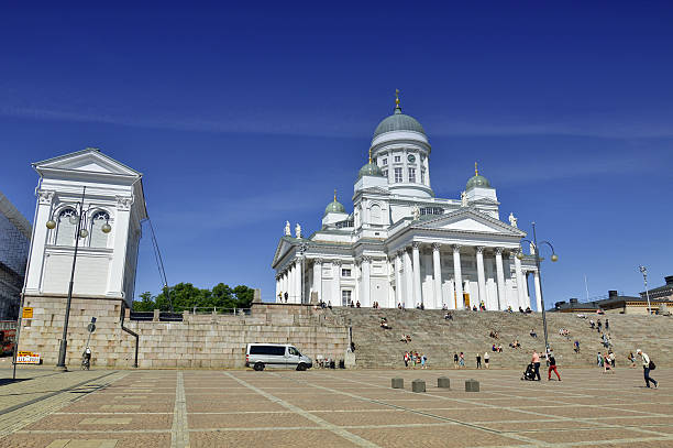 les touristes visiter la cathédrale d'helsinki, finlande - church saint peter alexander horizontal photos et images de collection