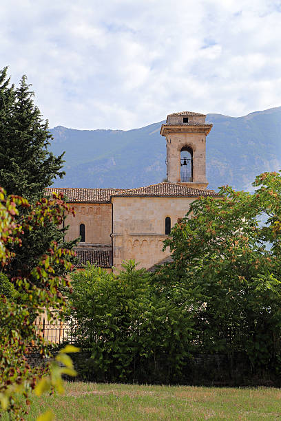 Vista da Basílica de San Pelino Valvense em Corfinio, L'Aquila- Itália - fotografia de stock