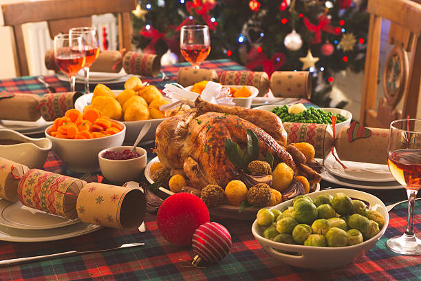 weihnachts-abendessen serviert - christmas food dinner turkey stock-fotos und bilder