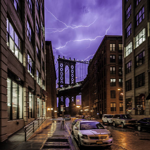 素晴らしい照明を manhattan bridge ,brooklyn ,ny - overcast day new york city manhattan ストックフォトと画像