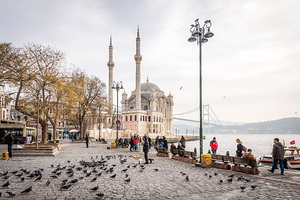 moschea ortakoy vicino bosforo di istanbul, turchia - moschea ortakoy foto e immagini stock