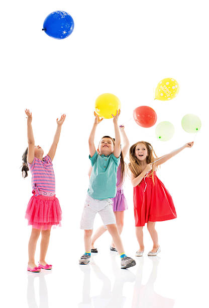 glückliche kinder spielen mit ballons zusammen. - child balloon happiness cheerful stock-fotos und bilder