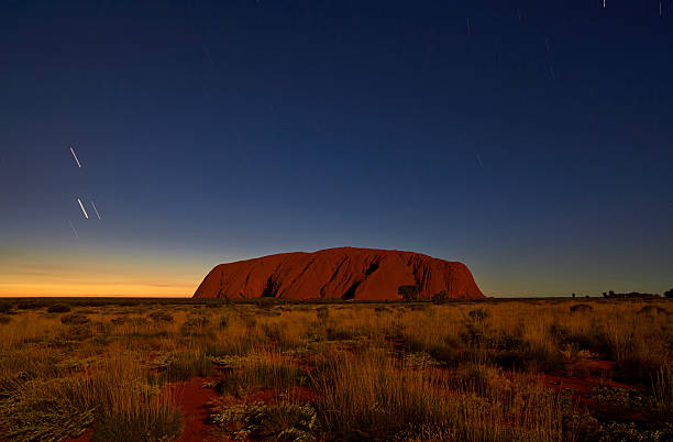 uluru au clair de lune - uluru australia northern territory sunrise photos et images de collection