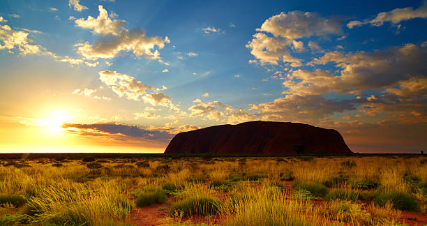 울룰루 썬라이즈 - uluru australia northern territory sunrise 뉴스 사진 이미지