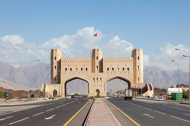 puerta a la ciudad de samail, omán - al hajjar fotografías e imágenes de stock