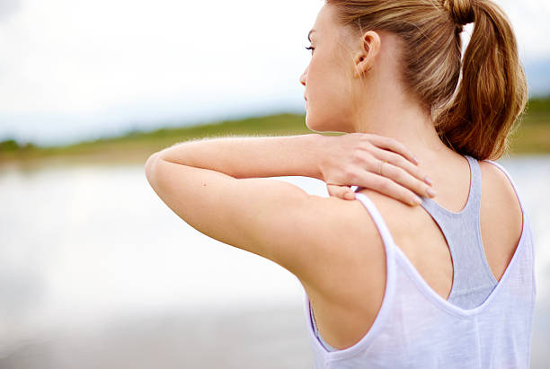 isto é muito dolorosa - touching neck imagens e fotografias de stock