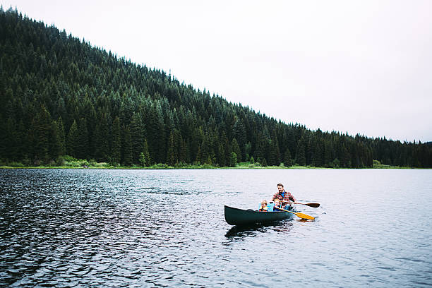 ご家族でのフィッシング - water sport lake canoe canoeing ストックフォトと画像