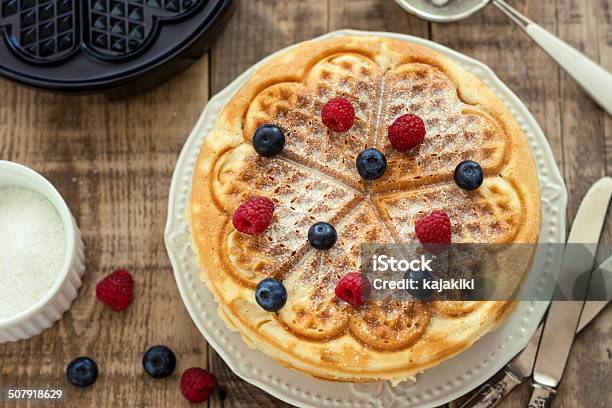 Wafles Foto de stock y más banco de imágenes de Al horno - Al horno, Alimento, Arándano