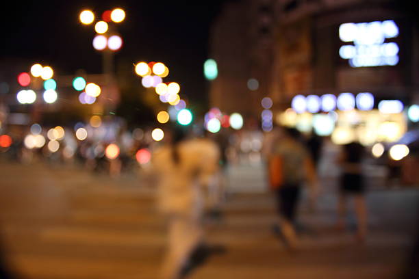 abstrait rue éclairée - street defocused car road photos et images de collection