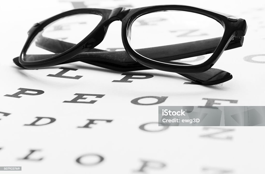 Gafas en una tabla optométrica - Foto de stock de A la moda libre de derechos