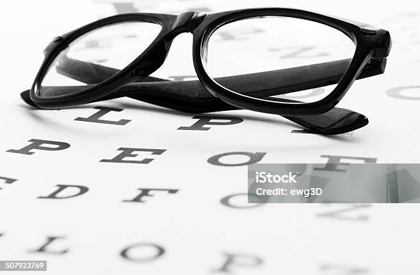 Foto de Copos Em Uma Tabela e mais fotos de stock de Acessório ocular - Acessório ocular, Aparato de Exame de Vista, Astigmatismo