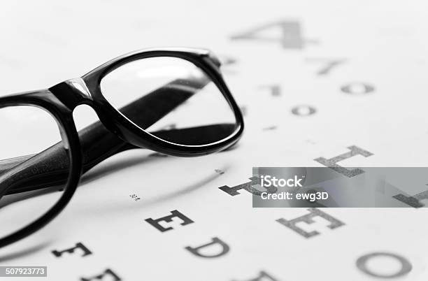글라스잔 있는 눈 차트별 시력 검사표에 대한 스톡 사진 및 기타 이미지 - 시력 검사표, 0명, 개념