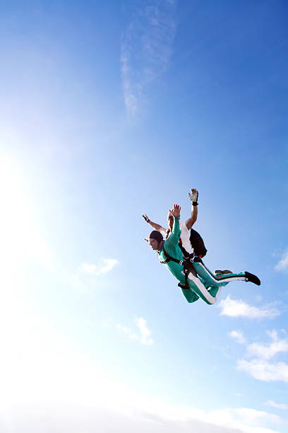 tandem-skydiving - skydiving air aerial view vertical stock-fotos und bilder