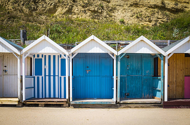 색색의 비치 헛 맑은 바다가 내려다보이는 모랫빛 쇼어 - beach hut jurassic coast world heritage site english culture beach 뉴스 사진 이미지