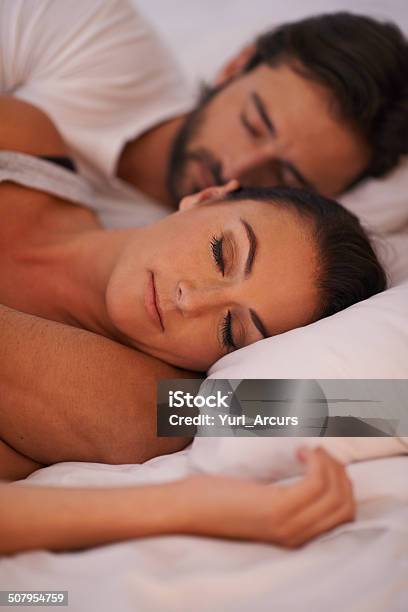 Foto de Conseguir Uma Boa Noite De Descanso e mais fotos de stock de Cama - Cama, Dormindo, Mulheres Maduras