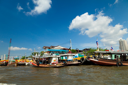 Boats on the river float and transport passengers