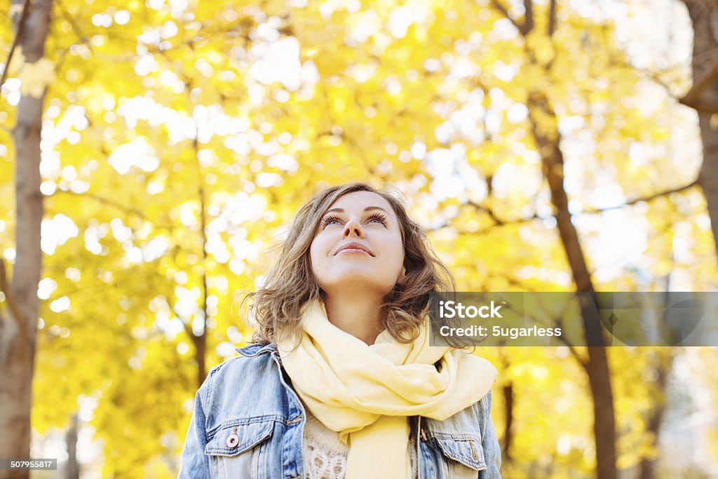 秋の公園にいる美しい女性 - 女性のロイヤリティフリーストックフォト