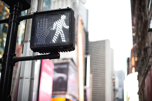 Paso peatonal gesto de Vale en Manhattan semáforo de nuevo photo