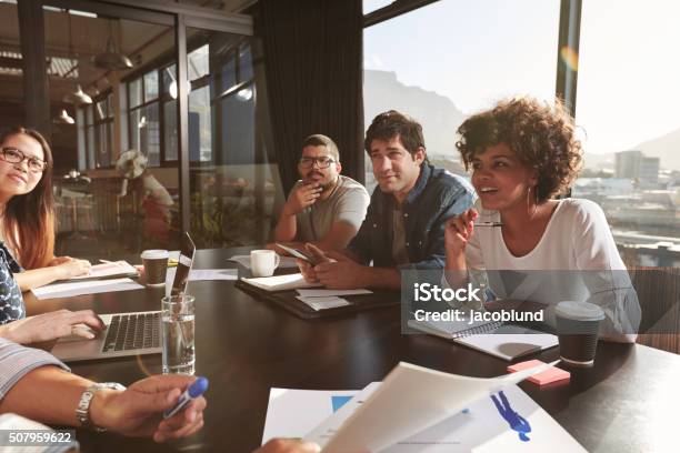 Team Von Jungen Menschen Diskutieren Neuen Businessplan Stockfoto und mehr Bilder von Büro