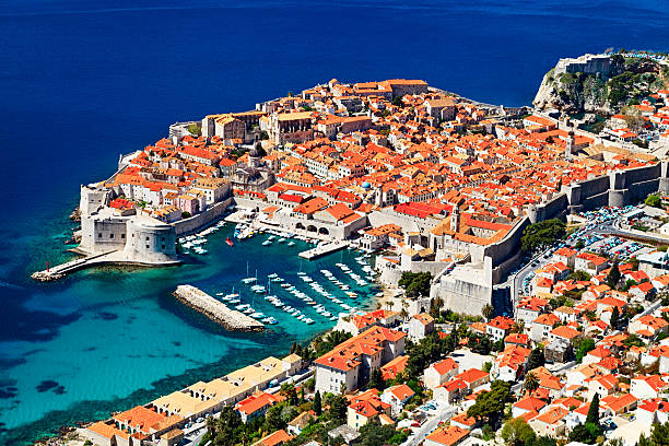 soleado día vista aérea de la ciudad antigua de dubrovnik, croacia. - shingle beach fotografías e imágenes de stock