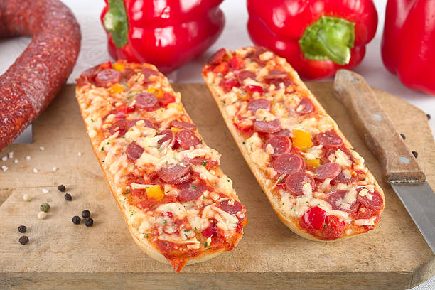 baguette de pizza - french bread pizza photos et images de collection