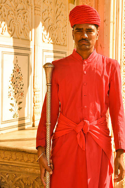 protecção do direito permanente na cidade palácio de jaipur, índia - castle honor guard protection security guard imagens e fotografias de stock