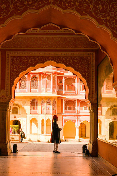 protecção do direito permanente na cidade palácio de jaipur, índia - castle honor guard protection security guard imagens e fotografias de stock