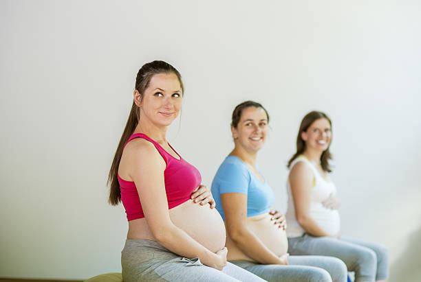 妊娠中のエクササイズ - human pregnancy prenatal care relaxation exercise ball ストックフォトと画像