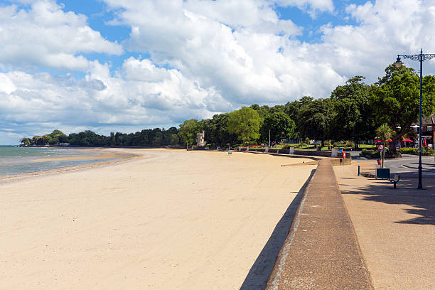 sandy beach ryde ilha de wight céu azul de verão - ryde imagens e fotografias de stock