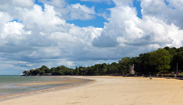 ryde praia de ilha de wight céu azul do sol no verão - ryde imagens e fotografias de stock