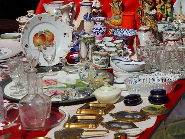 ancient ceramic cups with the teapot and other vintage objects in the antique shop