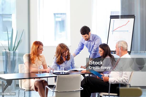 Geschäftsleute Sprechen Im Meetingraum Stockfoto und mehr Bilder von Offizielles Treffen - Offizielles Treffen, Büro, Gemischte Altersgruppe