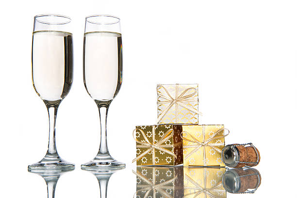 champanhe com presente, comemoração de natal - cork champagne isolated celebration - fotografias e filmes do acervo