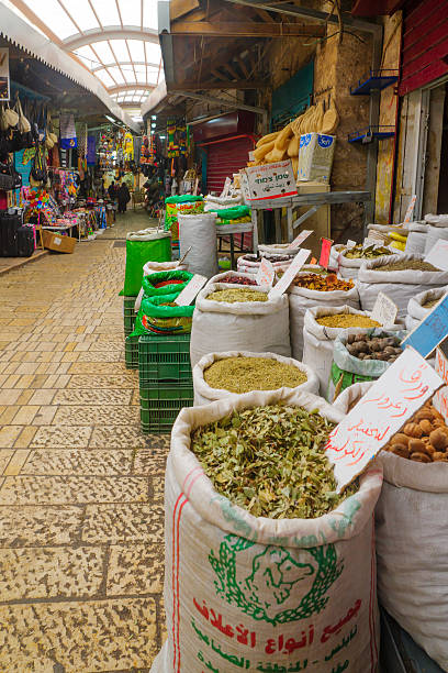 mercato scena nella città vecchia, acri - spice market israel israeli culture foto e immagini stock