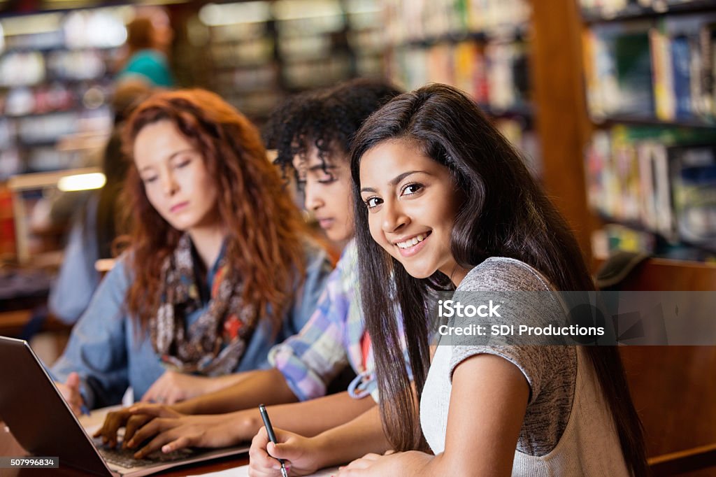 Indischen Teenager studieren in Bibliothek mit college-age-Freunde - Lizenzfrei Indischer Abstammung Stock-Foto