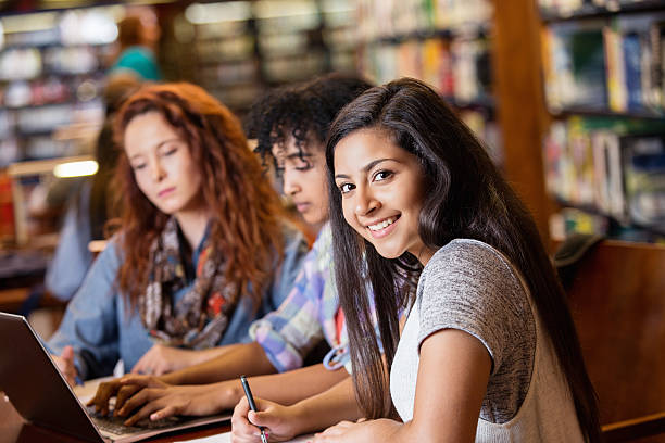 indyjski nastolatka studiowała w bibliotece kolegium wieku ze znajomymi - college student student asian ethnicity high school student zdjęcia i obrazy z banku zdjęć