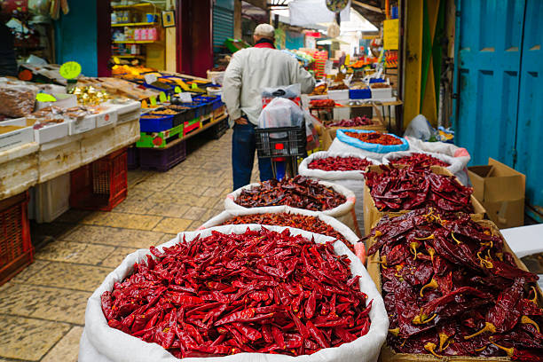 mercato scena nella città vecchia, acri - spice market israel israeli culture foto e immagini stock