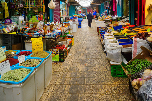 mercato scena nella città vecchia, acri - spice market israel israeli culture foto e immagini stock