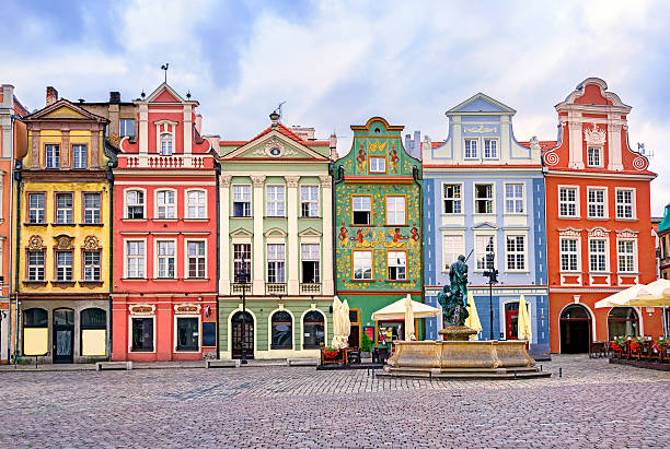 facciate colorato rinascimento in piazza centrale di poznan, polonia - cultura polacca foto e immagini stock
