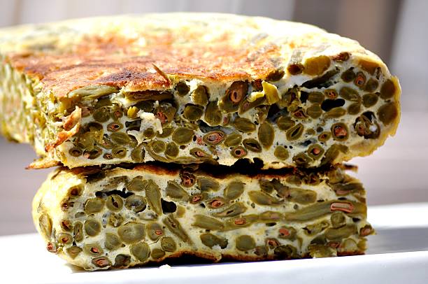 tortilla de kalbskoteletts verdes de dos trozos - flageolet bean stock-fotos und bilder
