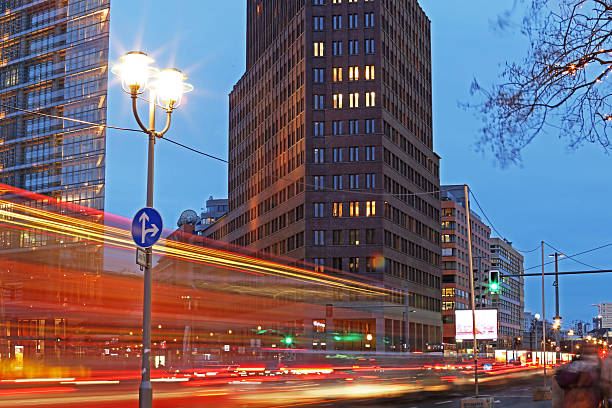 postdamer platz w berlinie - fusgänger zdjęcia i obrazy z banku zdjęć