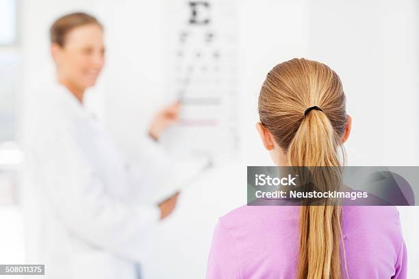 Foto de Menina Lendo Tabela Ao Pediatra Escritório e mais fotos de stock de Exame de Vista - Exame Médico - Exame de Vista - Exame Médico, Infância, 10-11 Anos