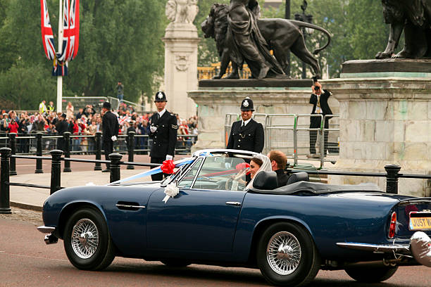 boda real - nobility crowd wedding british flag fotografías e imágenes de stock