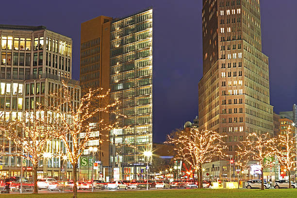 postdamer platz w berlinie - fusgänger zdjęcia i obrazy z banku zdjęć