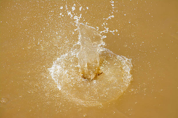 grandi rocce di gettare in acqua di fiume - wave sea storm water foto e immagini stock