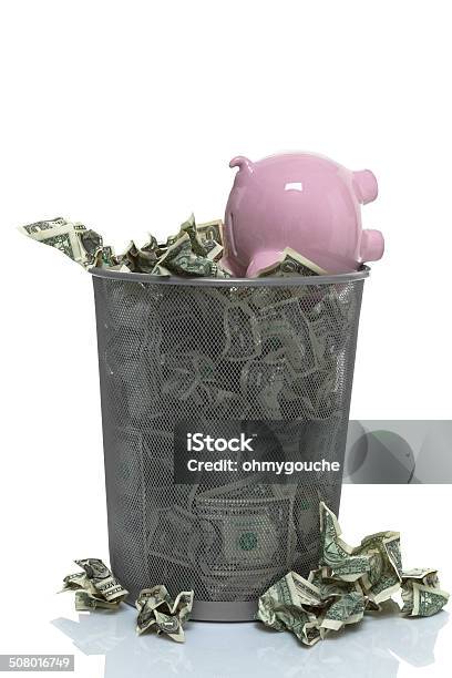 Werfen Sie Ihre Ersparnisse Stockfoto und mehr Bilder von Abhängigkeit - Abhängigkeit, Amerikanische Währung, Behälter