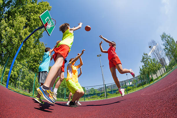 魚眼レンズ の眺めが、バスケットボールの試合のティーンエイジャー - basketball teenager nature outdoors ストックフォトと画像