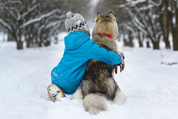 niño feliz abrazando husky perro o al aire libre en invierno día - people dog winter cute fotografías e imágenes de stock
