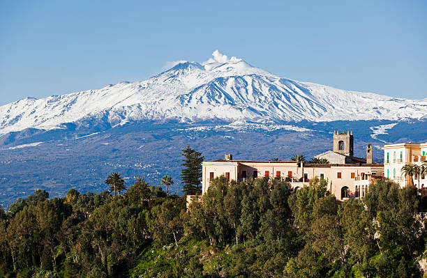 monte etna, sicília, itália, vista da cidade de taormina. - sicily taormina mt etna italy - fotografias e filmes do acervo