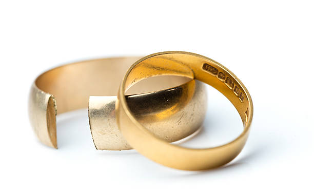 sessenta alianças de casamento-quebrado casamento - ring wedding ring gold jewelry imagens e fotografias de stock